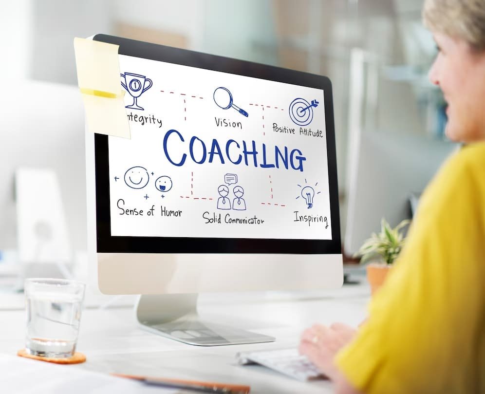 Coach accompagnant un collaborateur dans son développement professionnel via des modules de formation sur la plateforme MyCore
