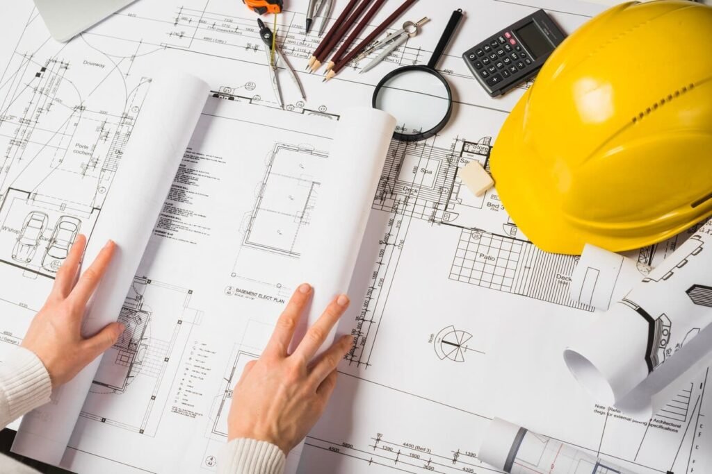 Architecte consultant des plans sur tablette, utilisant la plateforme MyCore pour suivre des formations spécifiques au secteur BTP