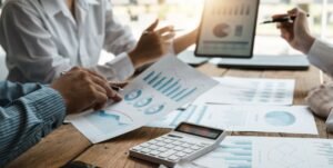 Responsable formation examinant des données sur écran avec un collaborateur pour identifier les besoins de formation