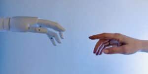 Manager échange avec un collaborateur devant un tableau numérique, illustrant la collaboration en formation assistée par l’IA