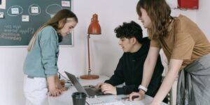 Nouvelle recrue accueillie par un responsable RH avec un support digital d’onboarding interactif