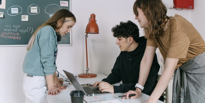 Nouvelle recrue accueillie par un responsable RH avec un support digital d’onboarding interactif