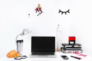 Apprenants utilisant différents formats de formation dans un espace multimodal de travail