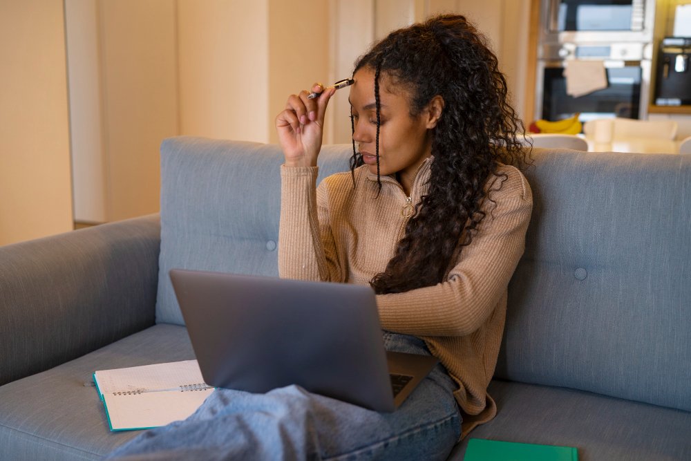 Employé montrant des signes de désengagement face à une formation digitale en ligne
