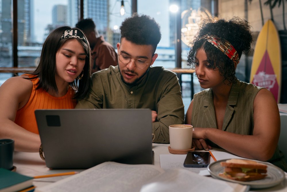 eunes collaborateurs de la génération Z en formation digitale en entreprise