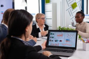 Équipe RH visualisant les données de formation synchronisées entre LMS et SIRH